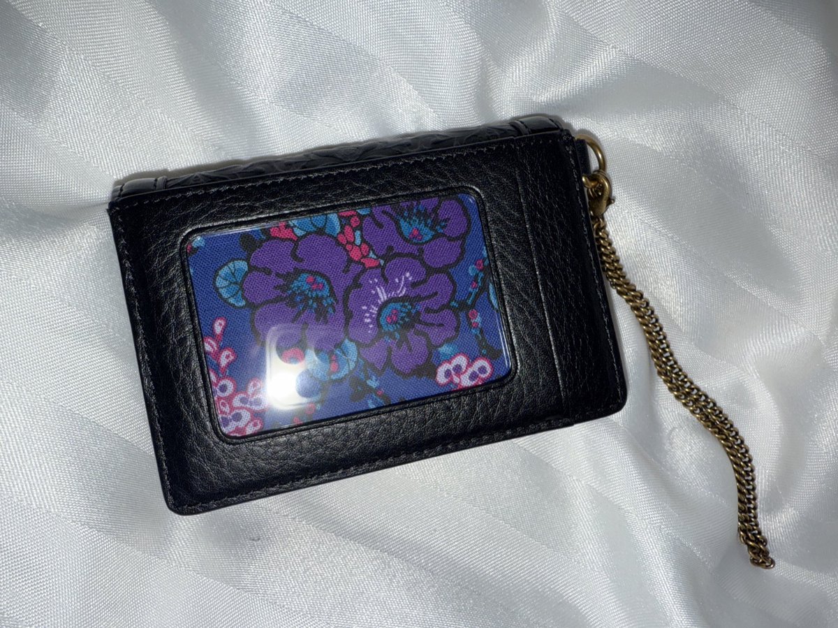 아 안나수이 지갑 넘맘에들음
카드넣는곳도 많고 가볍고 키링도 달수있음