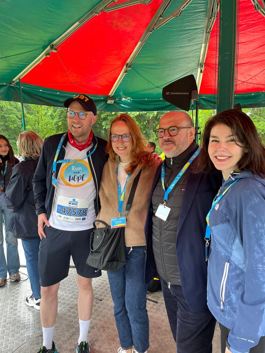 🏃‍♂️✨ Présente aujourd’hui aux 20 km de Bruxelles pour encourager les coureurs et saluer leur engagement! 

Ils étaient 45.000 au départ, dont 43% de femmes — une participation en hausse par rapport à l’an dernier.

Une belle occasion de rappeler que l’éducation au sport, dès le