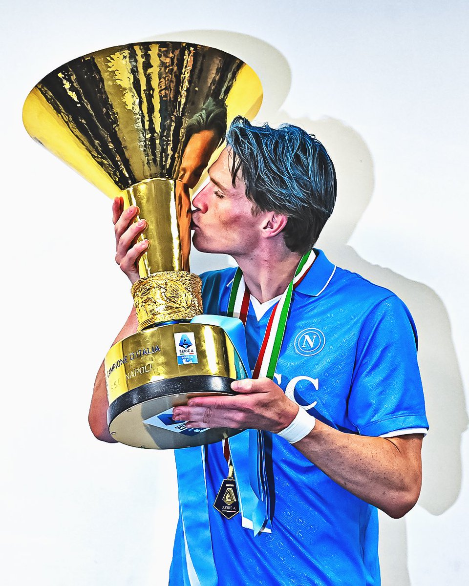 SerieA's tweet image. 📸🏆 CAMPIONI 🇮🇹🩵 @sscnapoli 

#NAPOLISCUDETTO #4PARTHENOPE