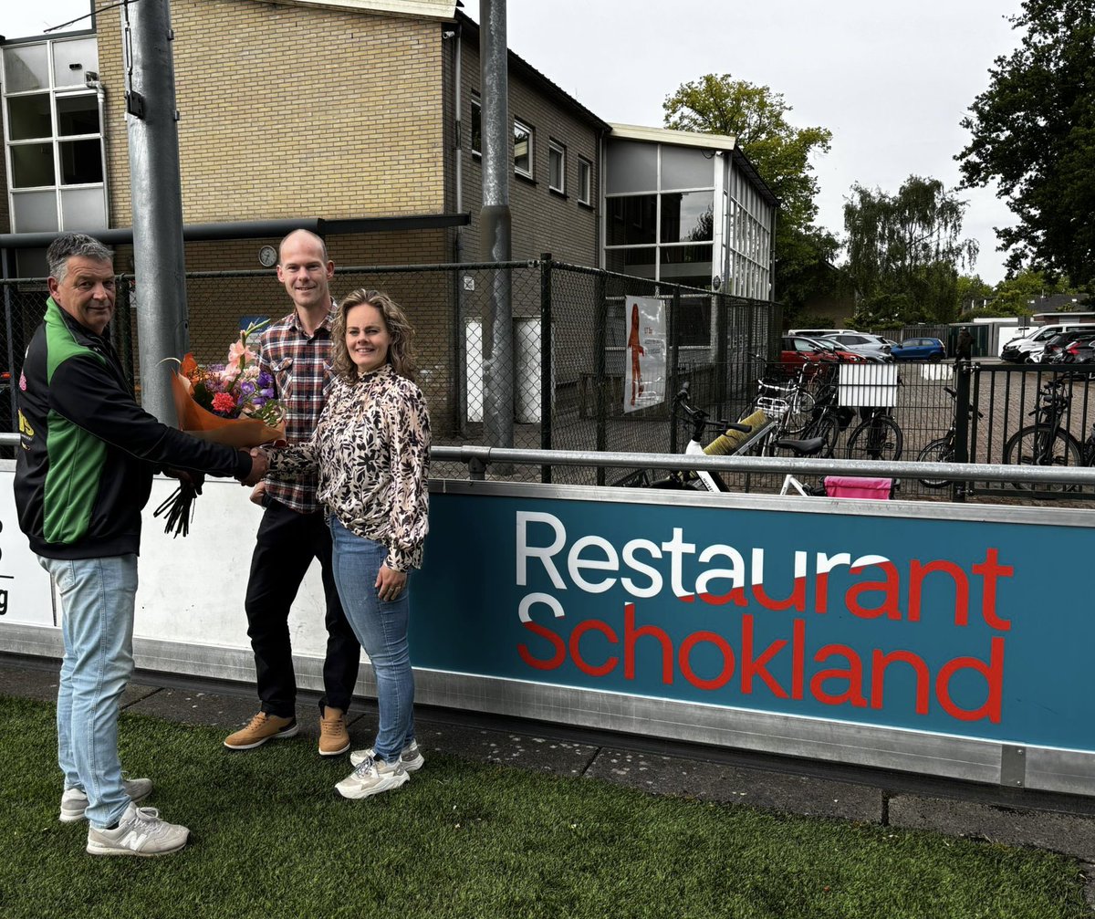 sv_ens's tweet photo. Trots mogen wij melden Restaurant Schokland zich heeft aangesloten als nieuwe bordsponsor bij Sv Ens. Op de foto Shanna en Stefan van restaurant Schokland samen met voorzitter Johan bij het nieuwe sponsorbord. Wij bedanken Shanna en Stefan voor hun steun aan onze vereniging. https://t.co/gdtDEALFVm