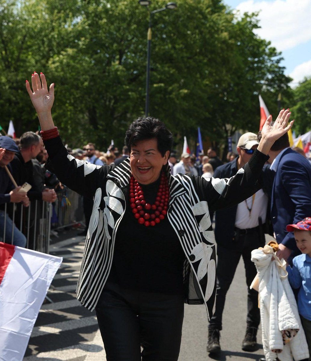 Joanna Senyszyn na marszu poparcia dla Rafała Trzaskowskiego. 

Wręczyła korale Małgorzacie Trzaskowskiej. "Niech do Pałacu zawędrują czerwone korale, które mają zaczarowaną moc"