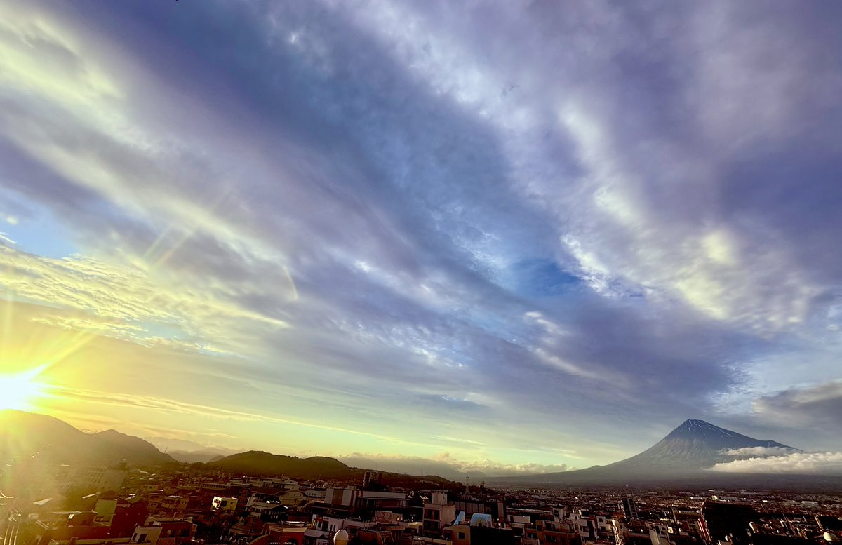 雨も上がり、夕方には富士山が顔を出してくれました🗻
日の入りと富士山のグラデーションが素敵です✨
 #富士グリーンホテル屋上
 #富士グリーンホテル
 #富士駅前  #富士市  #本日の富士山