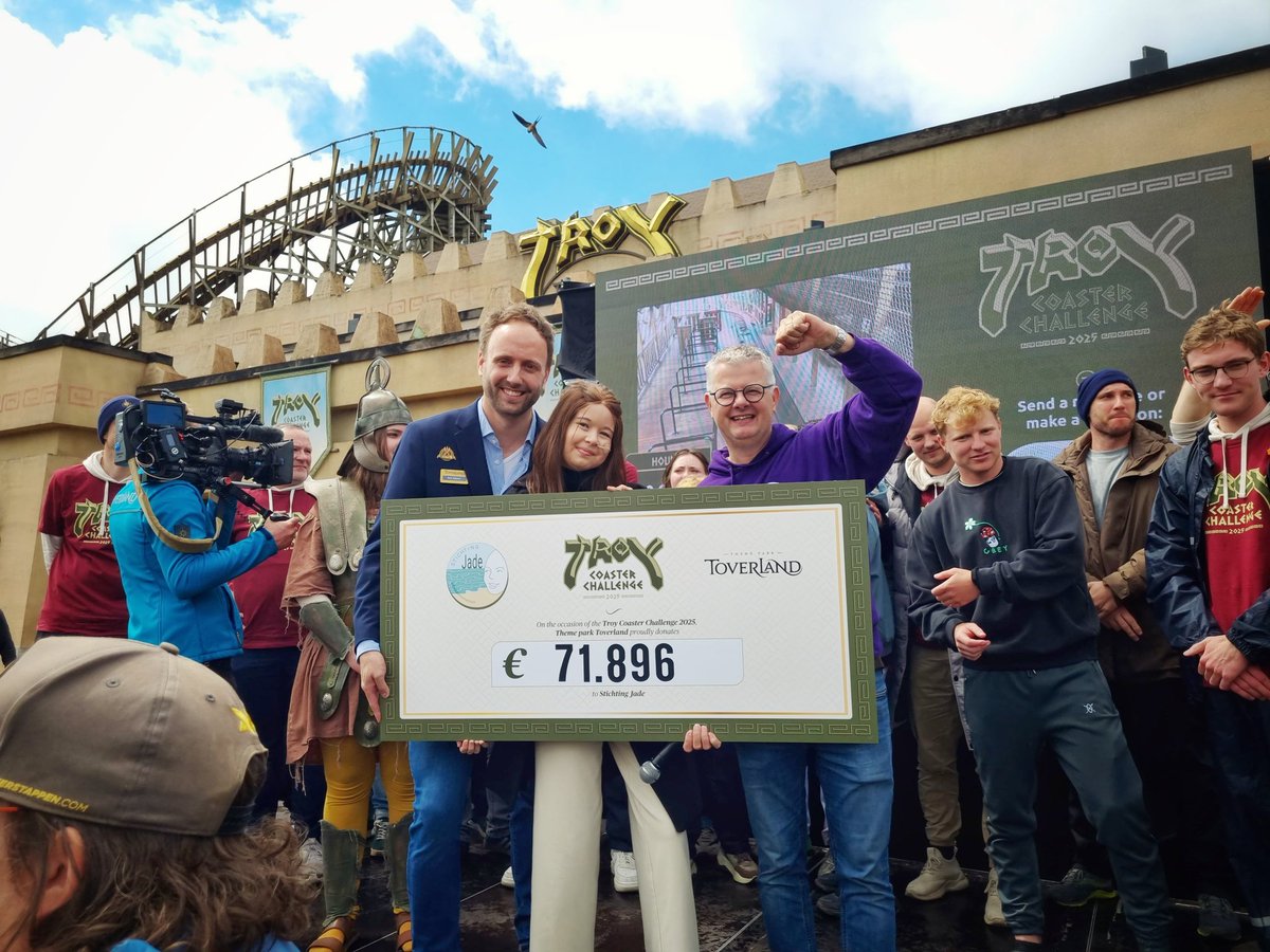 toverland's tweet photo. Wauw, wat een strijders! 💪🤩 De 24 uur Troy Coaster Challenge zit erop, de deelnemers hebben alles gegeven. 

Maar dat geldt ook voor alle donateurs, want in totaal is er €71.896(!) opgebracht voor @StichtingJade. Een ongekende prestatie van formaat! 🥇🩵 #Toverland https://t.co/UY3R8Dl7Xz