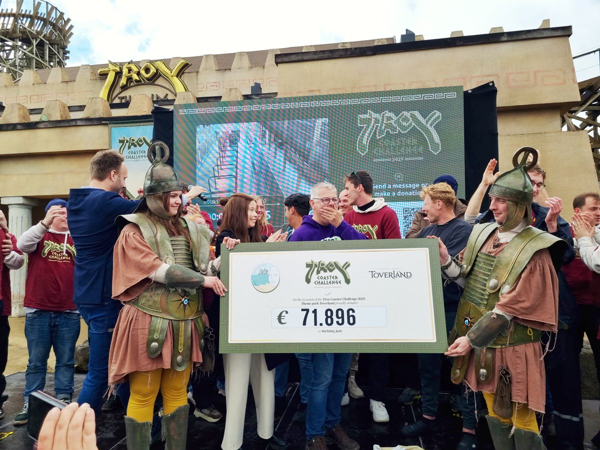 toverland's tweet photo. Wauw, wat een strijders! 💪🤩 De 24 uur Troy Coaster Challenge zit erop, de deelnemers hebben alles gegeven. 

Maar dat geldt ook voor alle donateurs, want in totaal is er €71.896(!) opgebracht voor @StichtingJade. Een ongekende prestatie van formaat! 🥇🩵 #Toverland https://t.co/UY3R8Dl7Xz