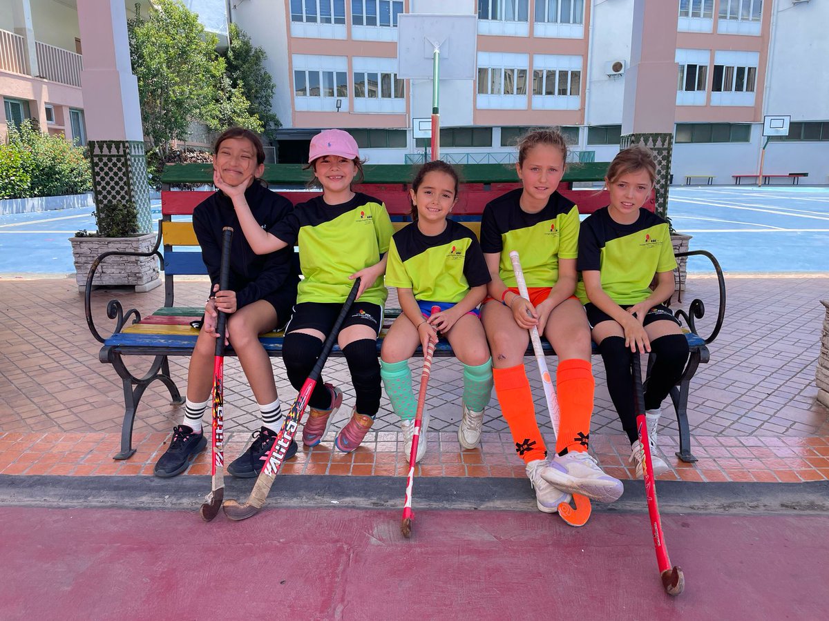Gran jornada de hockey entre los equipos del Jacinto Benavente (Tetuán) y Ramón y Cajal (Tánger). Deporte, compañerismo y diversión en un encuentro lleno de emoción. ¡Enhorabuena a todos! 🏑👏
<a href="/ConsejeriaEduc1/">Consejería Educación Marruecos</a> <a href="/AccEducativaExt/">Acción Educativa Exterior</a>  <a href="/ampatangerRyC/">AMPA Colegio Ramón y Cajal - Tánger</a> <a href="/CEJacintoTetuan/">Colegio Español Jacinto Benavente Tetuán</a> #hockey #deporte