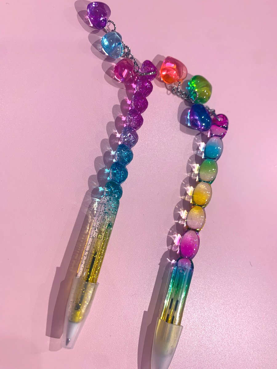 Enchanted__cafe's tweet photo. 4枚目は、チェキの時や魔法をかける時に使おうとしてポッケに入れっぱにしたお気に入りのペンです。笑　魔法の杖代わり🪄💜 https://t.co/vUWzrk0PD8