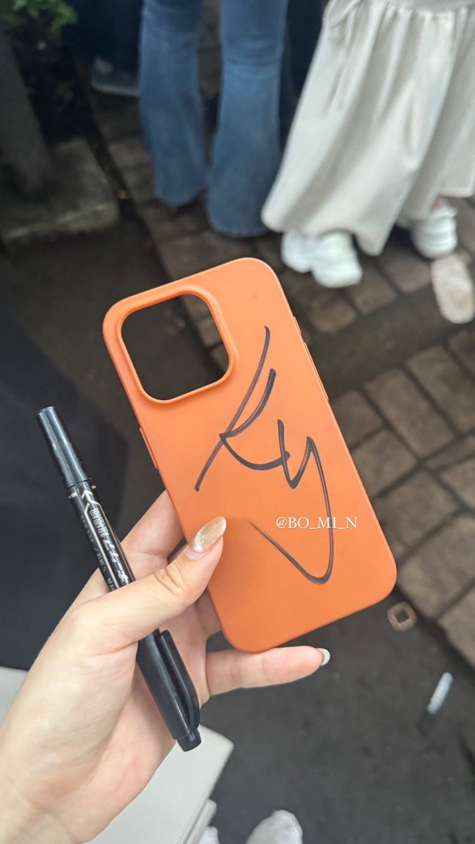 BO_MI_N's tweet photo. 250525 ダニエル  Daniel 渋谷  

人多すぎてサイン諦めてたら”Can I?”って聞いてくれてサインしてくれた😭😭
日本に来てくれてありがとう宝物です

Thank you for the signature and the heart attack. I’m still recovering 😵‍💫❤️ @kyuded https://t.co/iEWB0eVJCL
