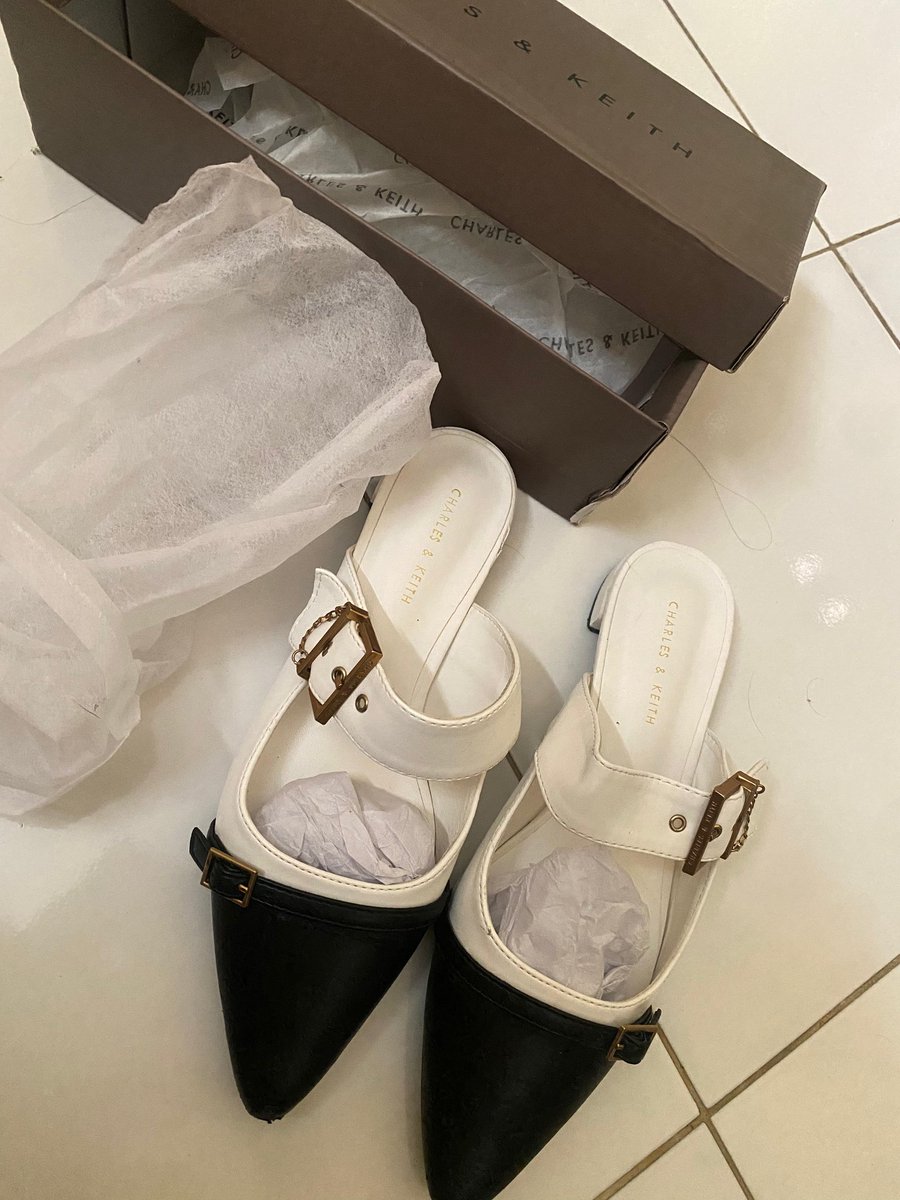 slezzxa's tweet photo. @woonbeep adaaa flatshoes CK, 100k aja ambil masi bagusss baru ku pake 2 kalii plis
not ori yawww 🫶🫶 https://t.co/Vw3lmLZVwW