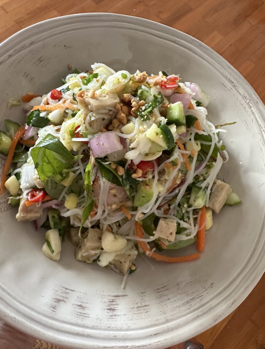 สามขั้นตอน เอาออกจากกล่องผสมทุกอย่างคลุกให้เข้ากัน ตักใส่จาน เมนูนี้เหมือนกินแหนมเนืองสำเร็จรูปค่ะ “ ยำขนมจีนทรงเครื่องเวียดนาม”