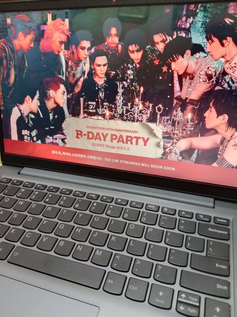 heynajena's tweet image. #SEATED #FRONTVIEW #BARRICADE 

SEVENTEEN HAPPY BURSTDAY STAGE
#세븐틴_10주년에즐기는_BURST무대
#SVT_HAPPY_BURSTDAY_STAGE
@pledis_17 
(2)
LET'S GOOO