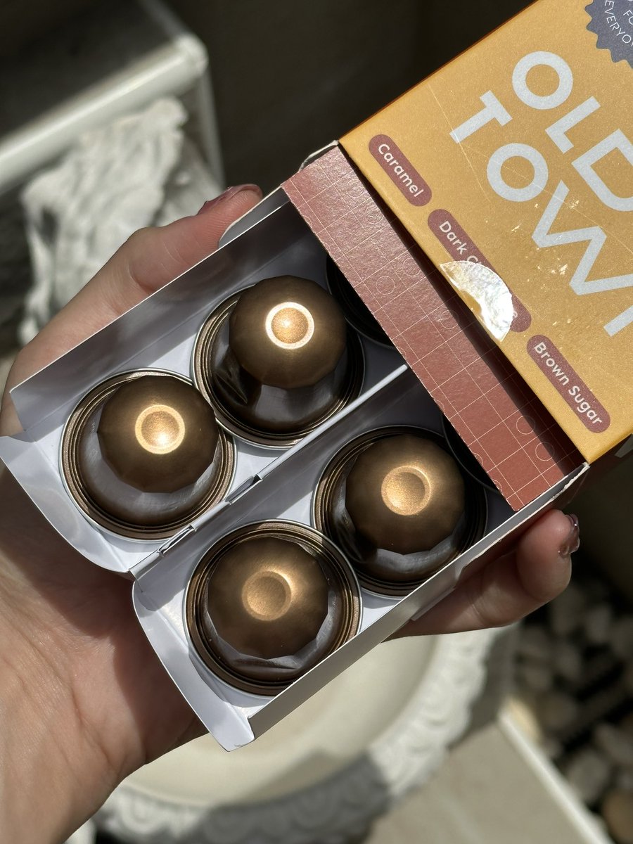 tamjaichunbkk's tweet photo. 1 กล่อง มี 10 capsule ถ้ามีพวกคูปอง จะลดเหลือ 212 บาท คุ้มมาก แฮปปี้สุดๆ แนะนำเลยอ่า สะดวก เร็ว ประหยัดด้วย แถมได้กาแฟอร่อยๆ ดื่มที่บ้าน
#TheSummerCoffee #OldTown #TheConnectionProject
พิกัด https://t.co/bVqqkKoVxn https://t.co/GLUmxl1FgI
