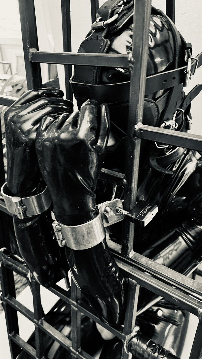 ⛓️C’est parti pour la nuit. 
10 heures consécutives sans pause. 
Hmmmphhh… 🔒

RavenRubber (Recon)