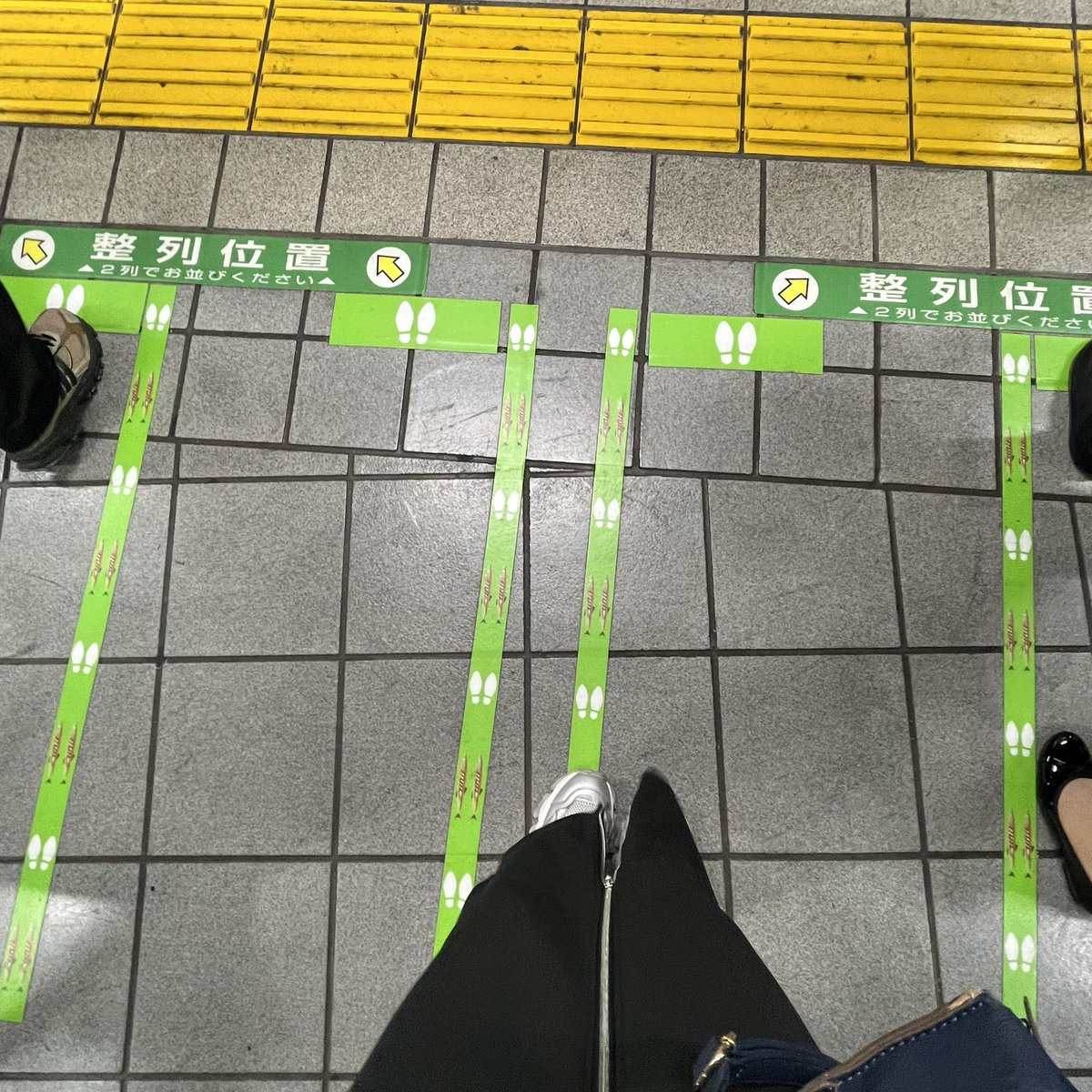 mariesabage's tweet photo. 目黒駅はホームに秋刀魚が並んでる🐟 https://t.co/GGXgtbj8r9