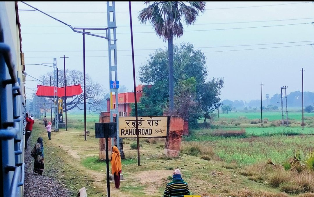 DrRanjanNishant's tweet photo. रहुई "रोड" रेलवे स्टेशन एक ऐसा स्टेशन है जहां तक पहुंचने के लिए "रोड" ही नहीं है!!
बस छोटी सी पगडंडी है वो भी रेलवे लाइन के किनारे लोगों के आने जाने की वजह से बन गई है।
इस बारे में कुछ किया जाए महोदय🙏 @drmdnr @RailMinIndia @AshwiniVaishnaw
#Rahui
#Railways https://t.co/f4eqX7A5Pm
