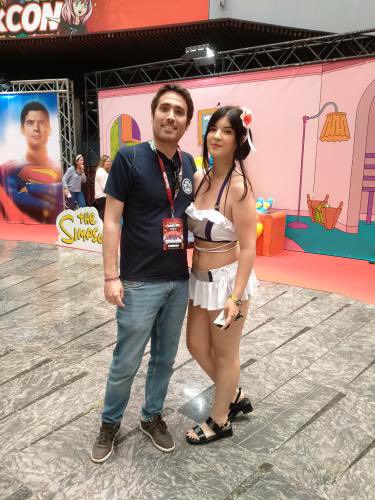 Más fotitos del día de ayer. Aunque hablamos muy poco, nos cayó genial <a href="/sanpatostia/">San Pito Pato</a>, y también pudimos ver un cosplay de Tifa de Costa del Sol muy currado por <a href="/Ereles_/">🌺Eʀᴇʟᴇs</a> 😁😁 El ambiente en general fue muy bueno y estaba lleno, pero no tuvimos sensación de agobio.