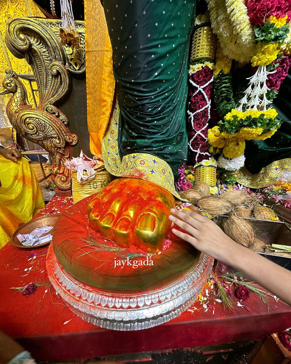 Geetashloks's tweet photo. Touch Bappa's feet with this 🙌 emoji https://t.co/cCnNVUpoT7
