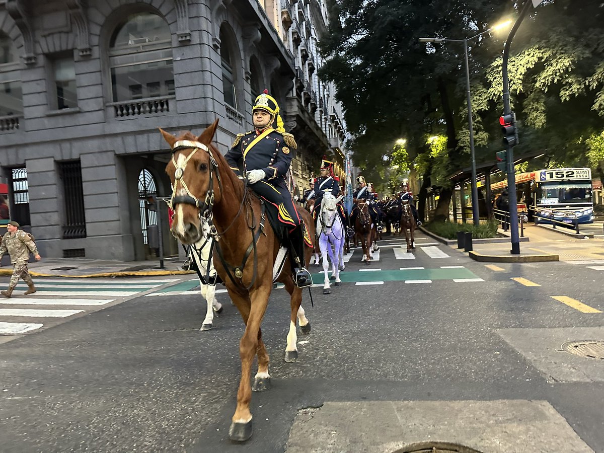 Granaderosarg's tweet photo. El Regimiento de Granaderos por la ciudad rumbo la Plaza de Mayo para participar de los festejos por el #25deMayo  #DiaDeLaPatria #Granaderos #Granadero #HerederosDelLibertador #SomosHistoriaViva https://t.co/M0sRRpz7t1