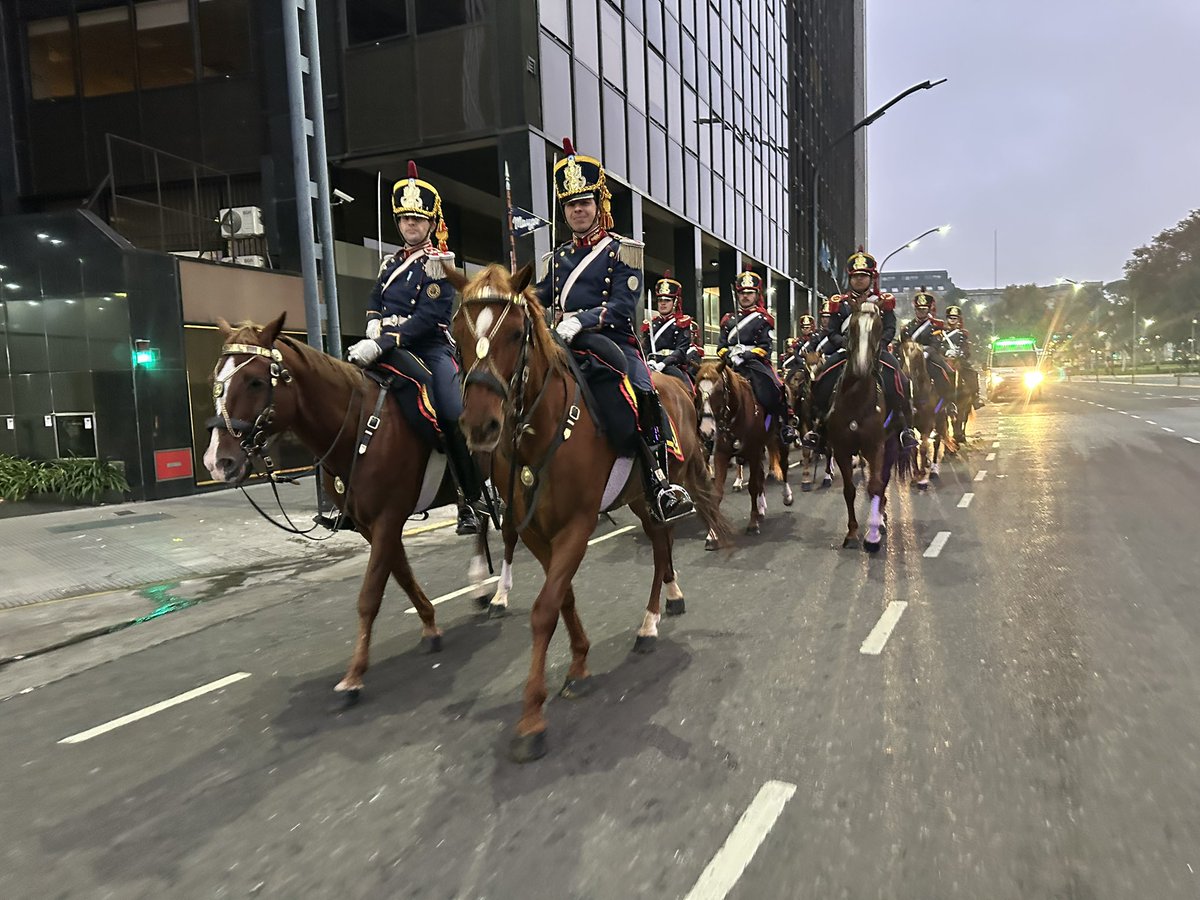 Granaderosarg's tweet photo. El Regimiento de Granaderos por la ciudad rumbo la Plaza de Mayo para participar de los festejos por el #25deMayo  #DiaDeLaPatria #Granaderos #Granadero #HerederosDelLibertador #SomosHistoriaViva https://t.co/M0sRRpz7t1