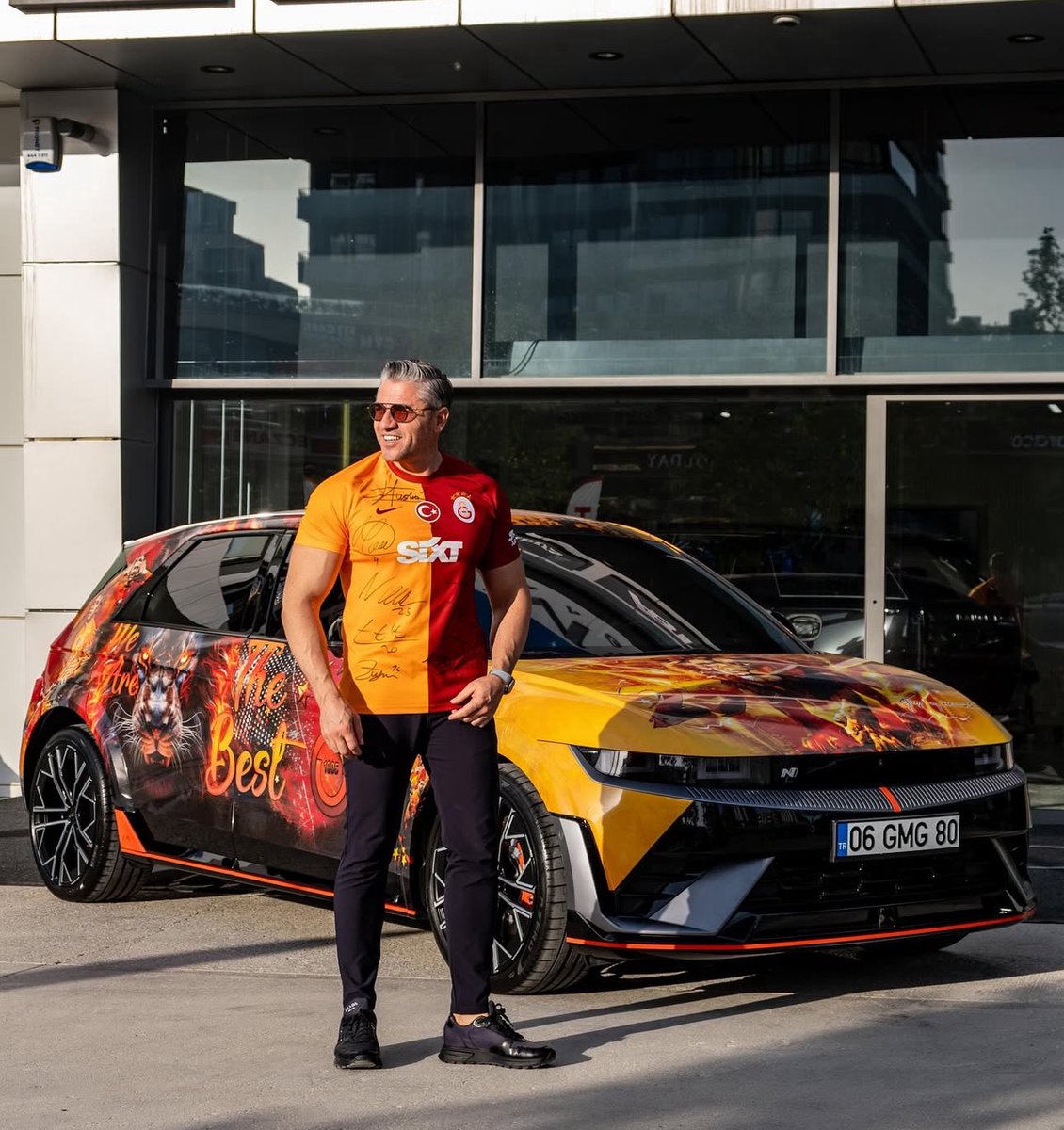 GMG Garage’nin sahibi Mustafa Baranlı arabasını  Galatasaray renkleriyle ve Victor Osimhen temasıyla kapladı.