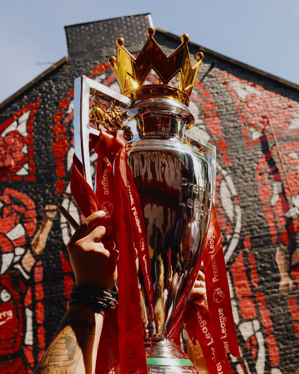 اليوم ليس كأي يوم… اليوم كُتب في التاريخ! 🔴🔥
اليوم تُوّج ليفربول بطلاً للدوري، وأثبت للجميع أنه زعيم الكرة الإنجليزية بلا منازع.
سنوات من الانتظار،من النضال، من الشغف… وكلها توجت بهذه اللحظة المجيدة!
هذا هو يوم المجد، يوم تأكيد الزعامة، يوم ارتدى فيه #ليفربول التاج عن جدارة.