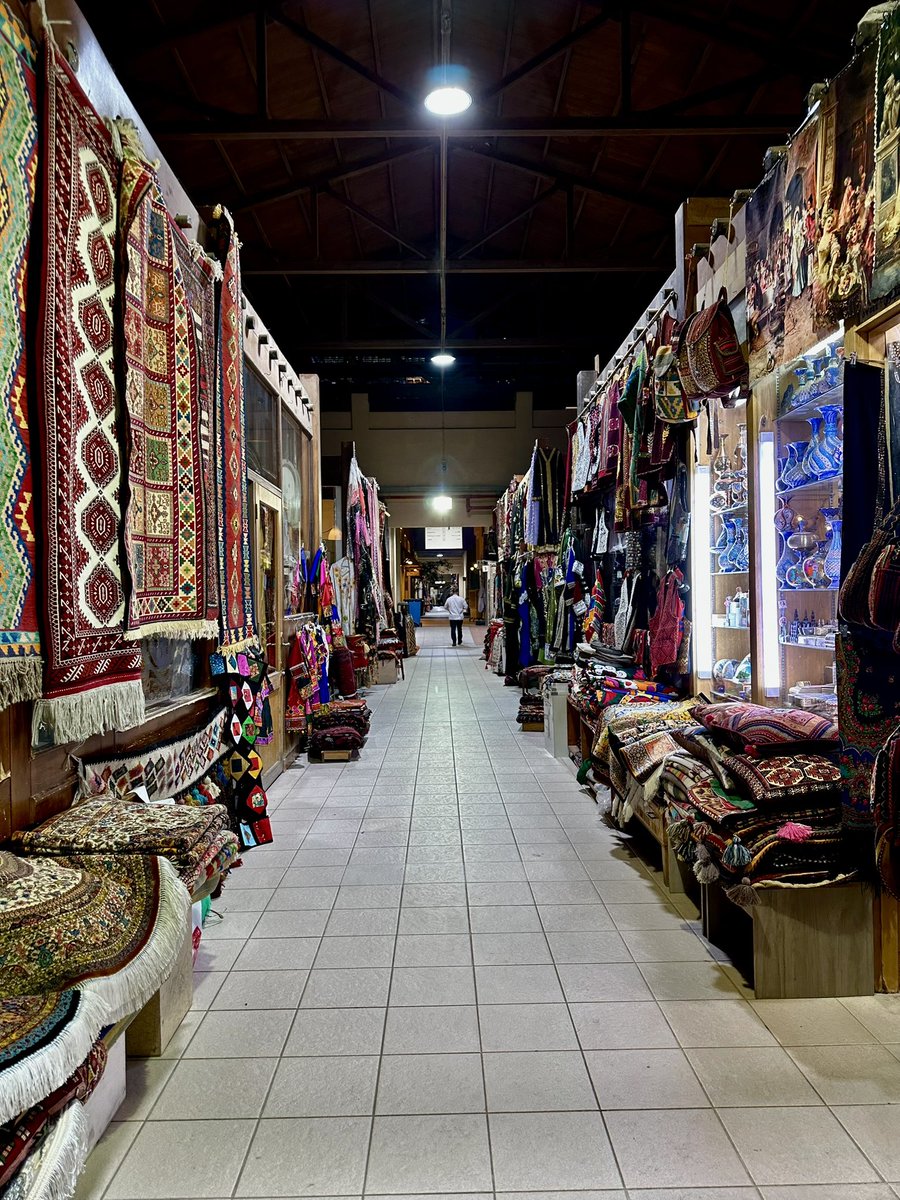 في زوايا الأسواق القديمة، لا تُباع السلع فقط، بل تُروى الحكايات وتُحفظ الذاكرة.

#الكويت
#المباركية