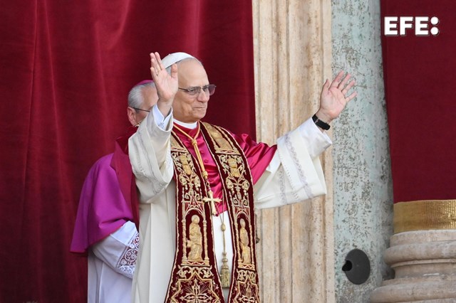 El papa León XIV pide "valor y perseverancia para cuantos están comprometidos en el diálogo y en la búsqueda sincera de la paz".

Ha hecho este llamamiento durante el rezo dominical del regina coeli.

efe.com/mundo/2025-05-…