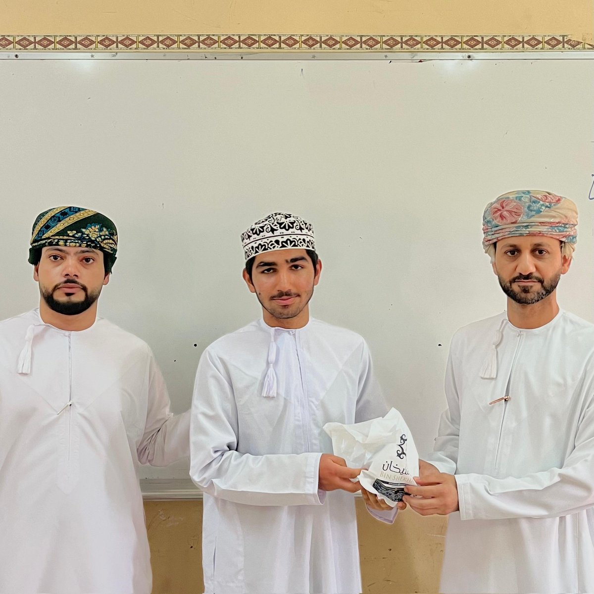 تكريم الطلبة الفائزين في مسابقة تحدي المجموعات بين طلبة الصف الثامن في مادة العلوم تحت اشراف الأستاذ مظفر الحبسي معلم مادة العلوم.
#فعاليات_تعليمية_مسقط
#مدارسنا_مستقبل_واعد