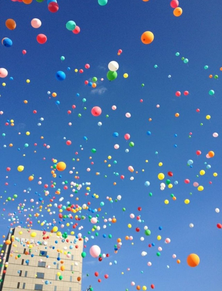 After a small child in Turkey beat cancer, the entire nation mobilized in response to his father’s call: “We have no friends, would you fly balloons with us?”

People began gathering with their balloons for Ali Asaf, who beat cancer.