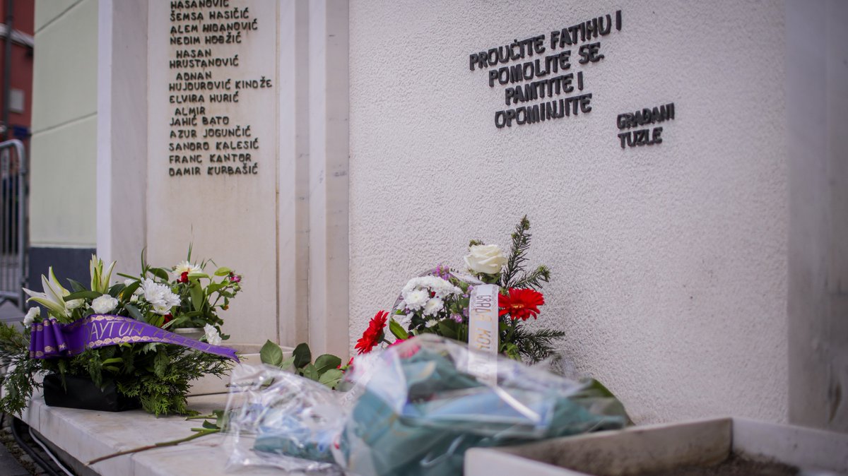 Our thoughts today are with the families of victims and survivors as we commemorate and honour the 71 civilians killed and over 240 wounded at Tuzla's Kapija in 1995. We lay a wreath in Tuzla city center.