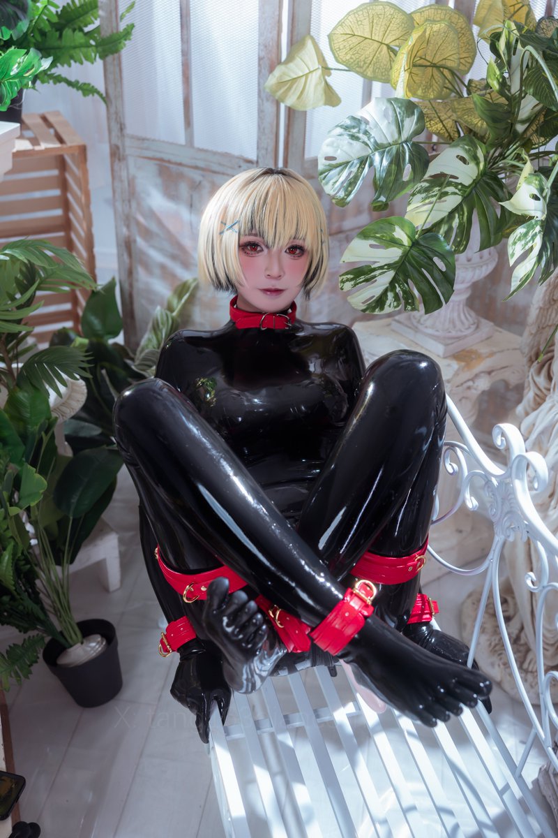 tang163diancom's tweet photo. 妄想美术部~虎猫巧克力冰淇淋cosplay~上

本来想上3.4cm的黄色宝石塞拍特写的，结果塞不进去...拘束直臂单手套也戴不了半小时就麻的受不了惹...贯穿人生始终的不是宝石塞而是遗憾。

トラ子:@tang163diancom 
📷:@hpomgs
原作:@puringaoisiyo
#cosplay #Latex #クロネコチョコアイス https://t.co/fcx8DIHLgq