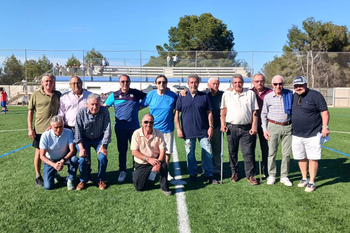 AtleticoGilet's tweet photo. 💙🤍 Tarde de emociones en #LaMalaitxa, homenaje al primer equipo que subió de categoria hace 50 años y reconocimiento a nuestros equipos #PrebenjaminA, #AlevinB y #CadeteA que han sido campeones de liga 🏆
🔵⚪️ #GiletEsOtraHistoria https://t.co/vKUtJMkmba