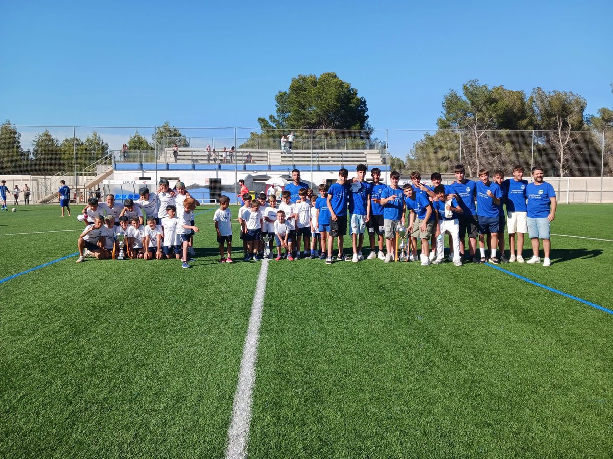 AtleticoGilet's tweet photo. 💙🤍 Tarde de emociones en #LaMalaitxa, homenaje al primer equipo que subió de categoria hace 50 años y reconocimiento a nuestros equipos #PrebenjaminA, #AlevinB y #CadeteA que han sido campeones de liga 🏆
🔵⚪️ #GiletEsOtraHistoria https://t.co/vKUtJMkmba