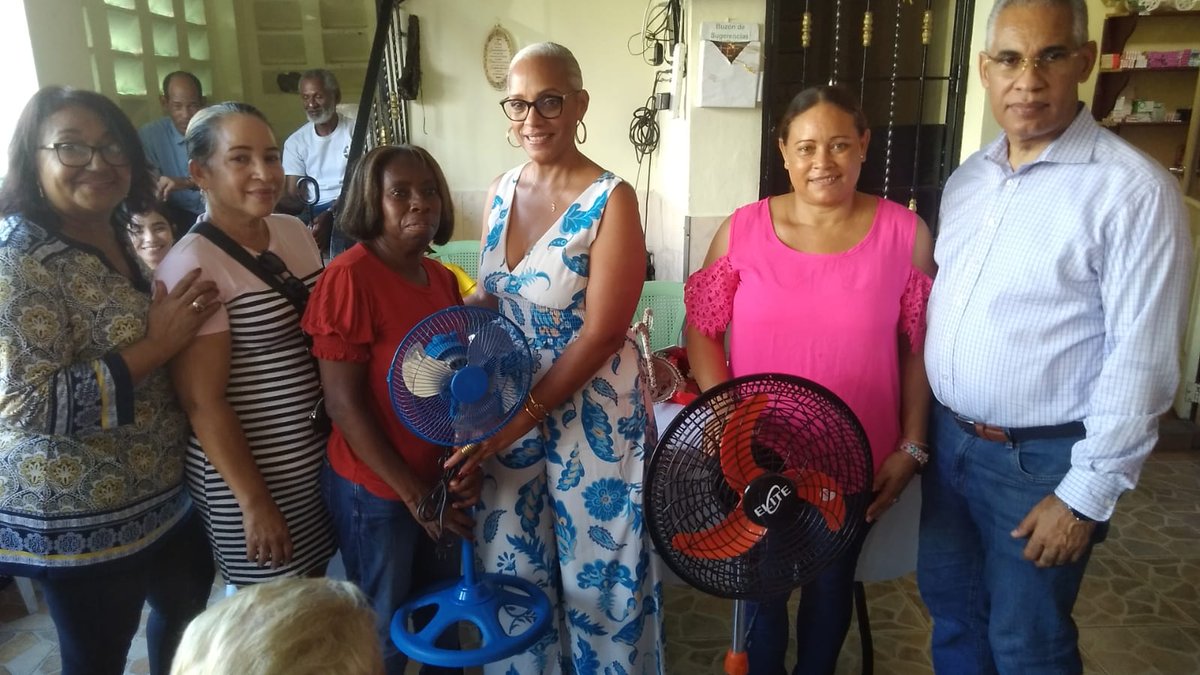 FJudegu's tweet image. Decenas de adultas mayores de la zona norte del Distrito Nacional fueron agasajadas y reconocidas como madres ejemplares y entregadas a sus familias y a las comunidades a las que pertenecen, esto en el marco de la celebración el próximo domingo del Día de las Madres.