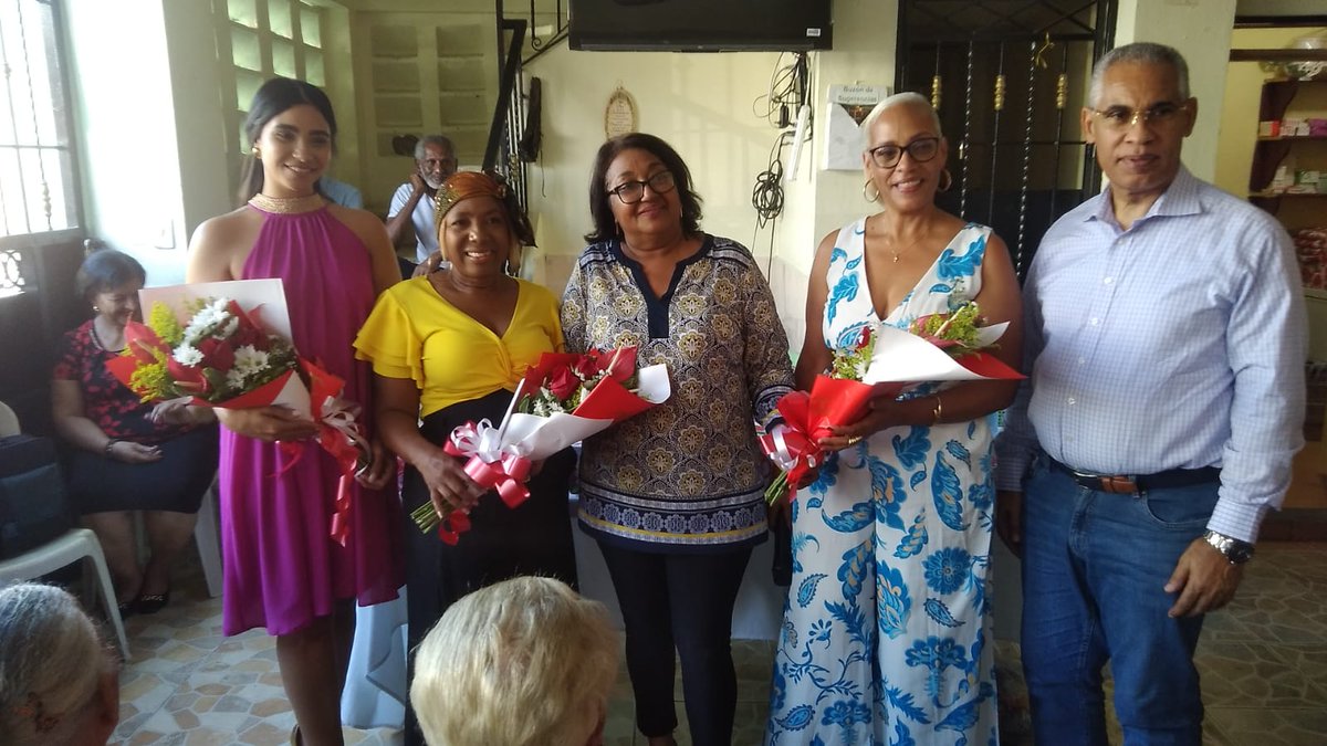 FJudegu's tweet image. Decenas de adultas mayores de la zona norte del Distrito Nacional fueron agasajadas y reconocidas como madres ejemplares y entregadas a sus familias y a las comunidades a las que pertenecen, esto en el marco de la celebración el próximo domingo del Día de las Madres.