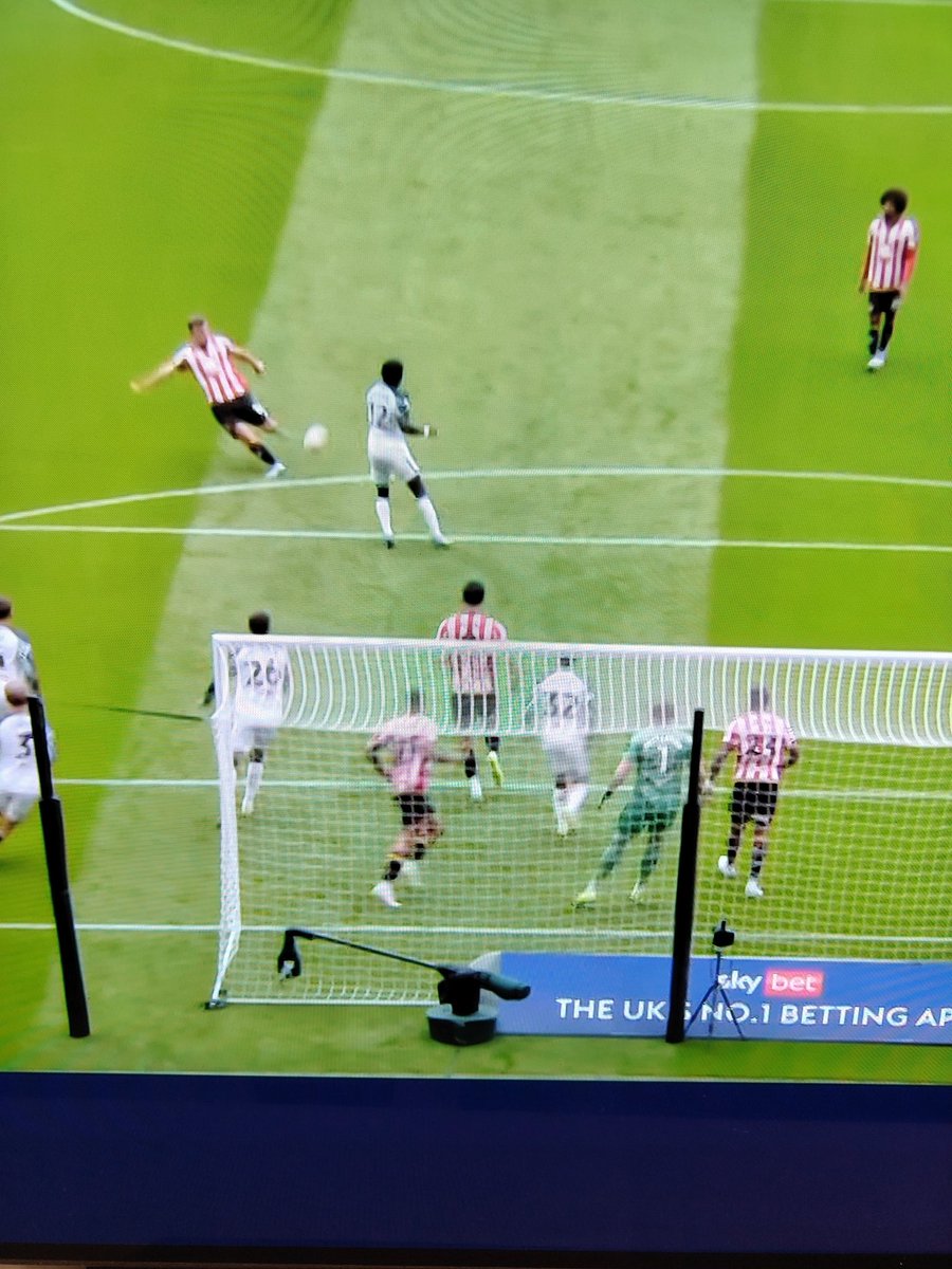 I still have no idea how Souza is blocking the keepers view? #twitterblades
