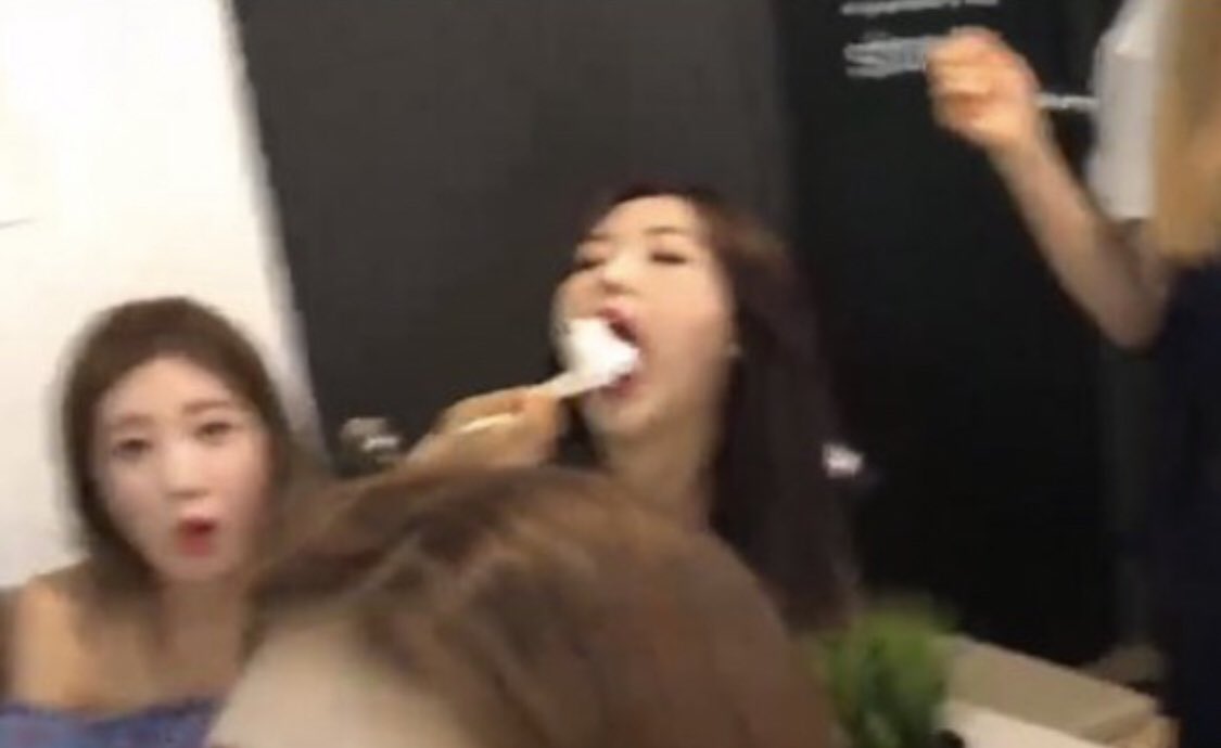 Ioonachos's tweet photo. somewhere, hyeju is jealous https://t.co/zvfZjm699c
