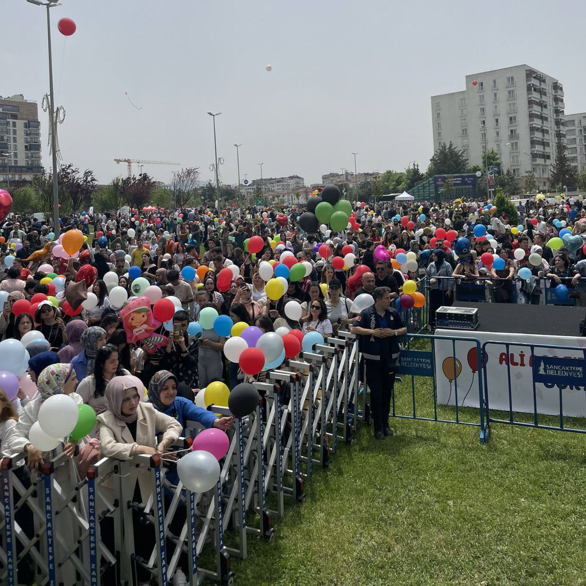 Babasının, 
“Oğlum kanseri yendi, balon uçurmak istiyor; kimsemiz yok, siz gelir misiniz?” 
çağrısının ardından, Sancaktepe Belediyesi önünde yüzlerce kişi Ali Asaf için balon uçurdu. 🎈♥️