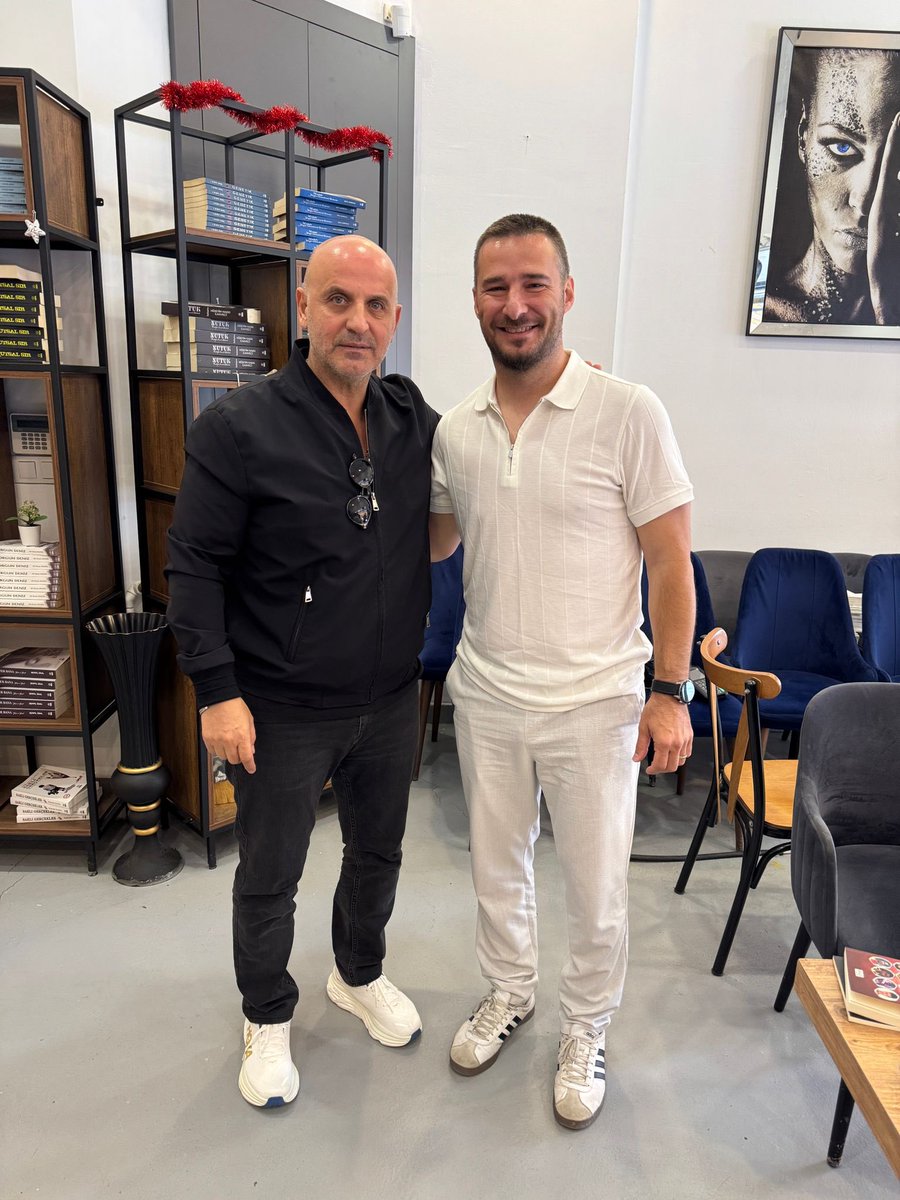 Ömer Fikret Şen hocamızın imza gününde yanındaydım.