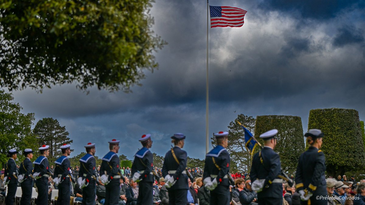 🇺🇸 #memorialDay 🇫🇷
Sur le site sacré du cimetière Américain de Colleville-sur-Mer, surplombant la paisible plage d'#OmahaBeach, les autorités américaines et françaises ont célébré le Memorial Day, jour férié aux #EtatsUnis, durant lequel un hommage est rendu à tous les soldats