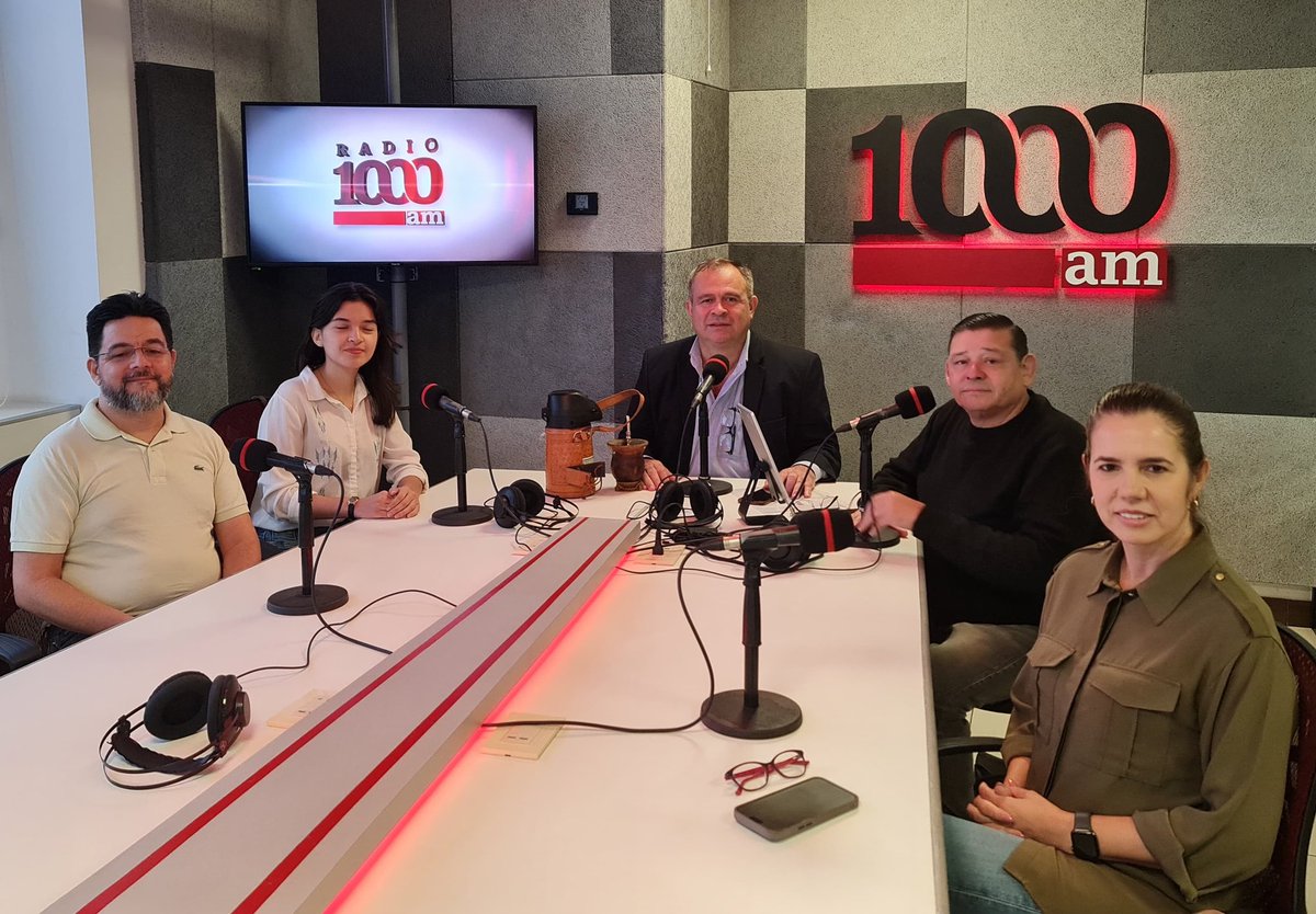 encisohoracio's tweet photo. Buenos días. Iniciamos Instante político y económico por @1000_am @1000noticiaspy con @sant_visual. Invitados Amanda León presidente del @CAHParaguay el presidente del @IndertPy @frarui1, el economista,  internacional Carlos Ludeña y la presidenta de @afd_py @stellaguillenpy https://t.co/Qg9Tyc84IQ