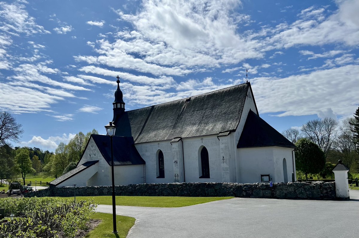 Här faller ljuset över taket på Österåkers kyrka och framhäver den tjusiga böljande formen.