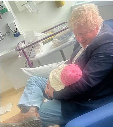 Noveno hijo de Boris Johnson. Úrsula von der Leyen tiene siete. Trump tiene cinco. Elon Musk tiene catorce.

Por lo que sea, los líderes del proyecto capitalista de Occidente no parecen seguir la idea de que la Humanidad necesita menos gente. Eso solo para los trabajadores.