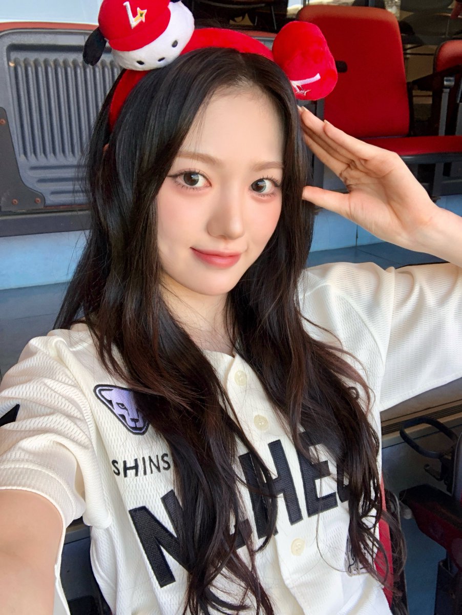 [📸] 
250525 #SSG랜더스

떨렸던 만큼 행복함이 두 배였던 첫 시구❣️
선수분들 모두 고생하셨습니다🫶

#KiiiKiii #키키
#SUI #수이