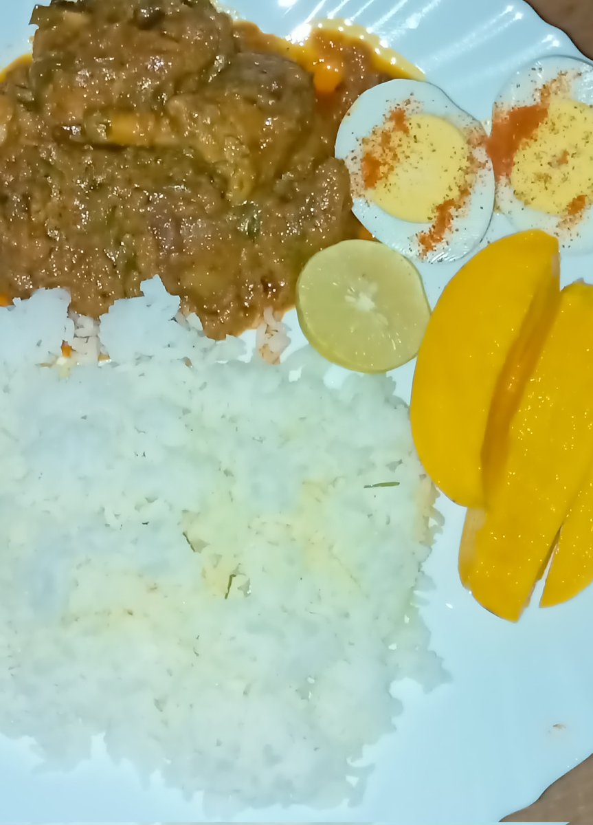 ManjuShobha1981's tweet photo. Methi Chicken curry steamy rice boiled eggs slice of lime juicy mango slices #Sunday #Food #Foodie #CountryCook #Foodiebeauty https://t.co/jpMLUcRWx5