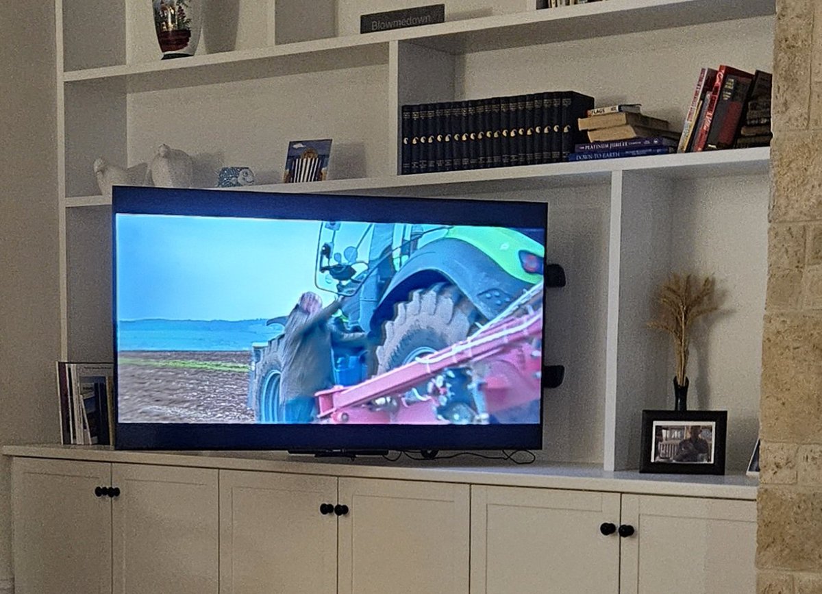 I know it's all done for entertainment, but having had GPS for many years, it is beyond frustrating watching them deal with it.