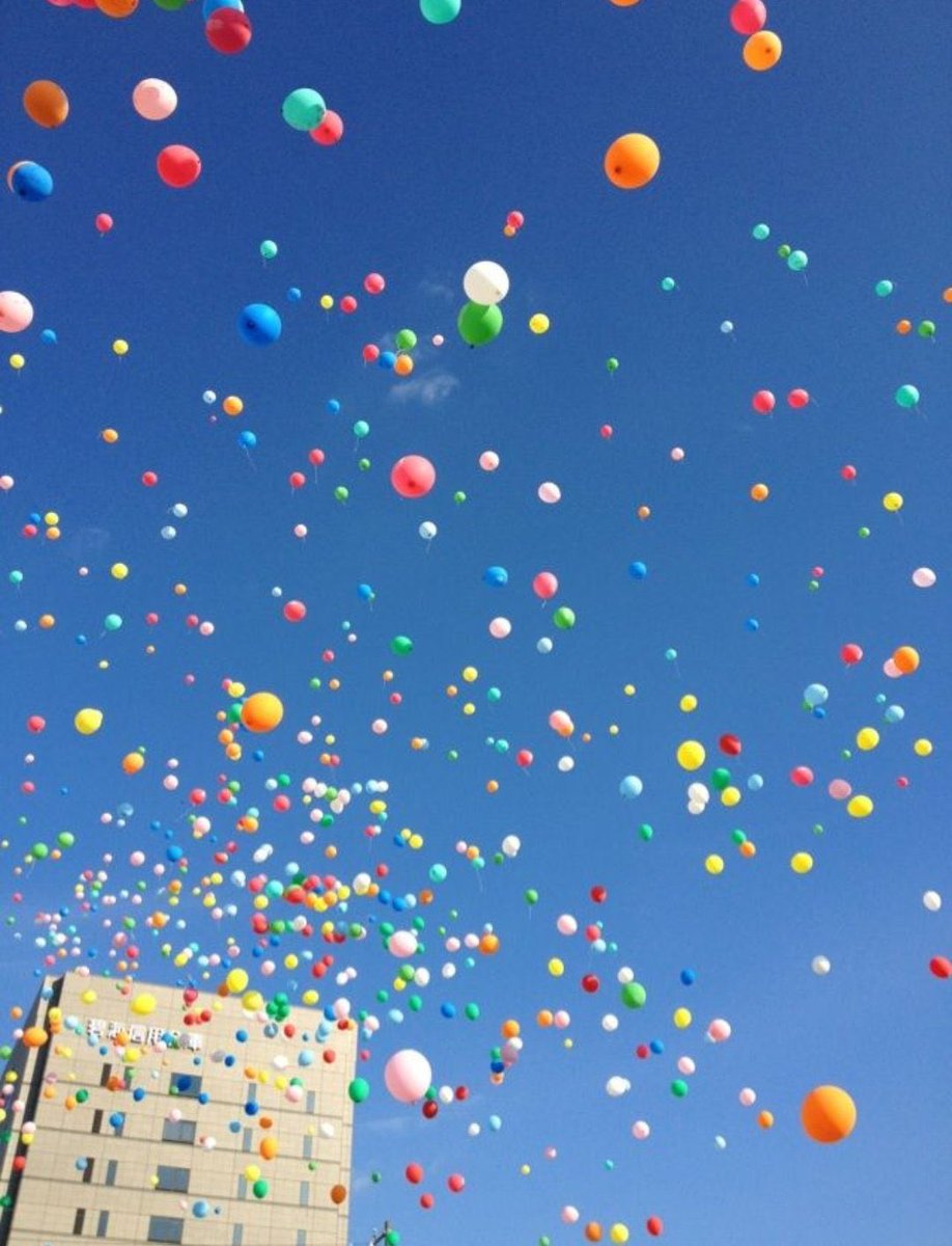 Kanseri yenen bir çocuğu mutlu etmek için kimsemiz yok diyen babanın ricasına binlerce insan balonlarıyla koşmuş. Ben bu ülkeden umut kesemem