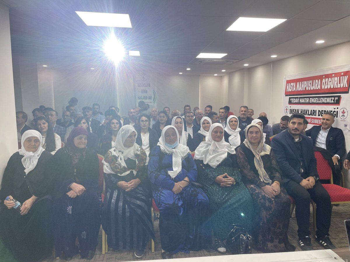 İl Eşbaşkanlarımız, Yönetim, Gever ilçe Eşbaşkanımız ve yönetimi, Mv. Vezir Parlak ve Mv. Onur Düşünmez, Belediye Eşbaşkanımız, il Genel Meclis Üyelerimiz, ile Beraber İHD Hakkâri Şubesi 12. Olağan kongresine katılım sağladık. Yeni yönetime çalışmalarında başarılar diliyoruz.