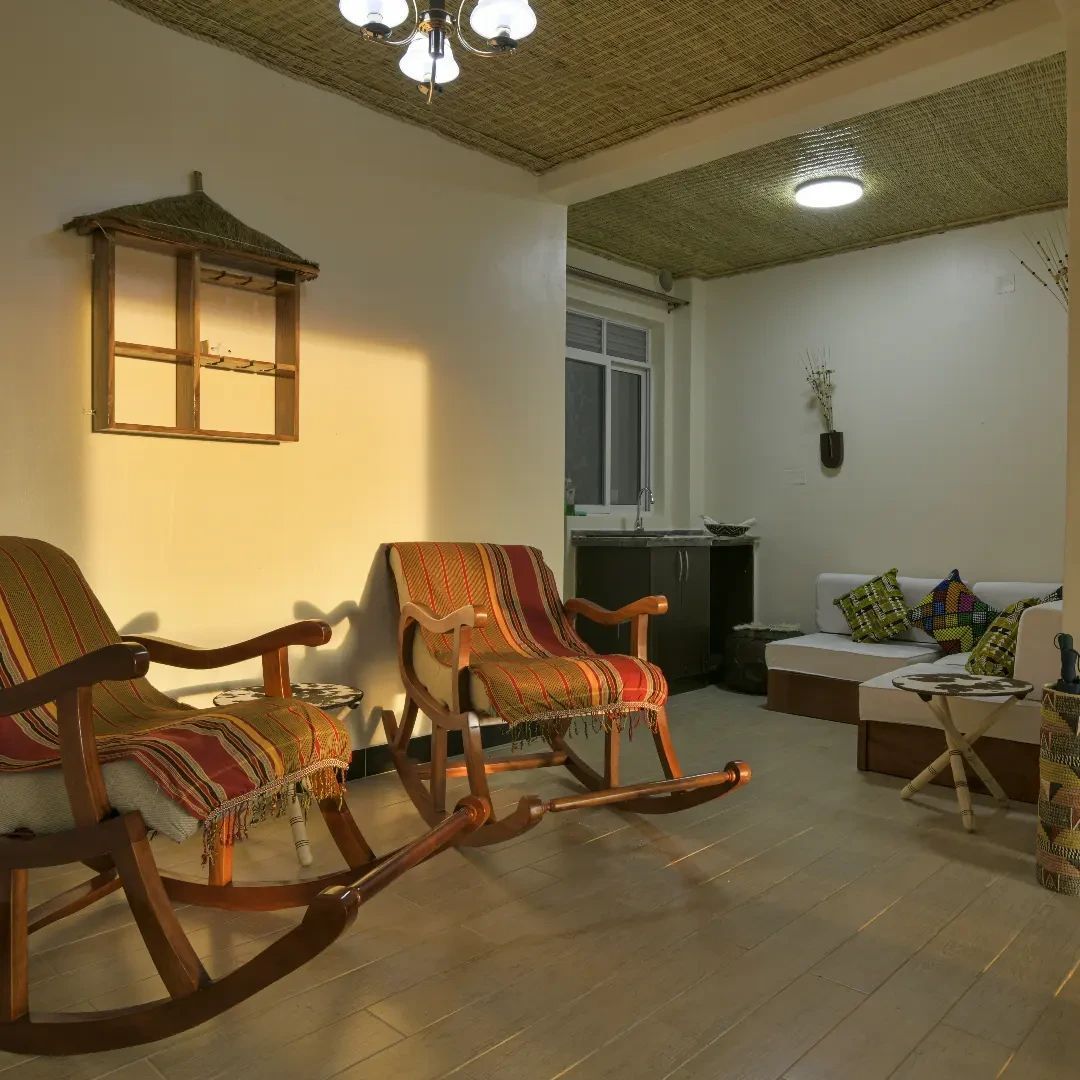 residence256's tweet photo. Indulge in a luxurious stay at Residence 256 Kampala! 🏨 Our contemporary rooms, enriched with natural wood and aboriginal prints, offer a unique experience. Relax at the beautiful lakeside estate of Mirembe Villas https://t.co/aglx8UraLq