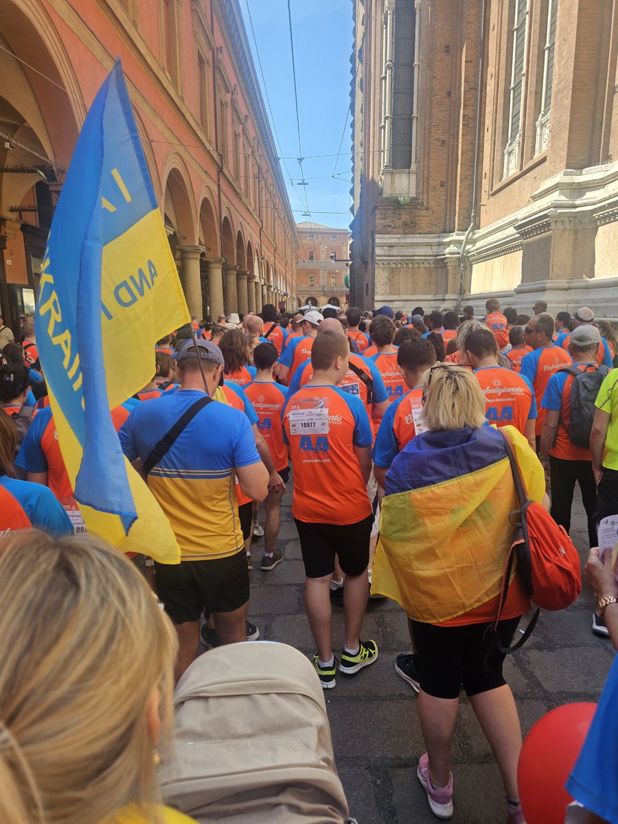 Alla Strabologna oggi c'eravamo anche noi. Abbiamo corso la maratona sotto i castagni di Kyiv, lontani ma sempre con l'Ucraina nel cuore. 💙

Tutte le donazioni sono andate agli ospedali di cardiochirurgia pediatrica. 

Grazie a chi era con noi, grazie a chi ci sostiene 💪🇺🇦🏃‍♂️