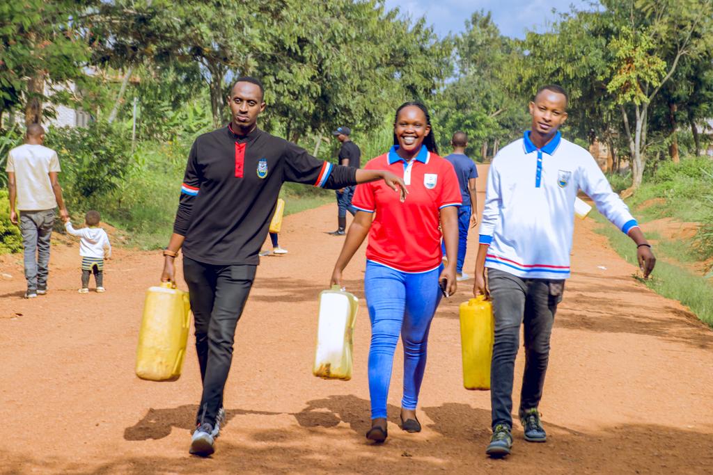 RPFNgoma (@rpfngoma) on Twitter photo Uyu mwanya, urugaga rw'urubyiruko rushamikiye ku muryango <a href="/rpfinkotanyi/">FPR-Inkotanyi</a> barimo gukora umuganda wo kubakira inzu umuturage utishoboye mu Murenge wa Mugesera mu rwego rwo kwishakamo ibisubizo bigamije gukemura ibibazo bibangamiye imibereho myiza y'abaturage. Uyu mwanya, urugaga rw'urubyiruko rushamikiye ku muryango <a href="/rpfinkotanyi/">FPR-Inkotanyi</a> barimo gukora umuganda wo kubakira inzu umuturage utishoboye mu Murenge wa Mugesera mu rwego rwo kwishakamo ibisubizo bigamije gukemura ibibazo bibangamiye imibereho myiza y'abaturage.